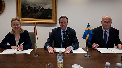 Monika Tučkutė signing a preliminary agreement with Swedish Armed Forces Defence Materiel Administration