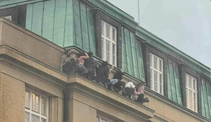 Žurnalistas apie masines šaudynes Prahoje: net ir nukovus šaulį, spėjama, kad jis galėjo palikti sprogmenų