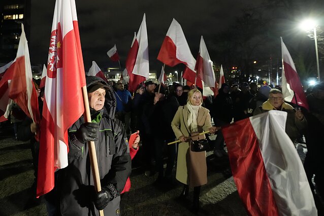 Lenkijoje protestai dėl žiniasklaidos laisvės Lenkijoje protestai dėl žiniasklaidos laisvės