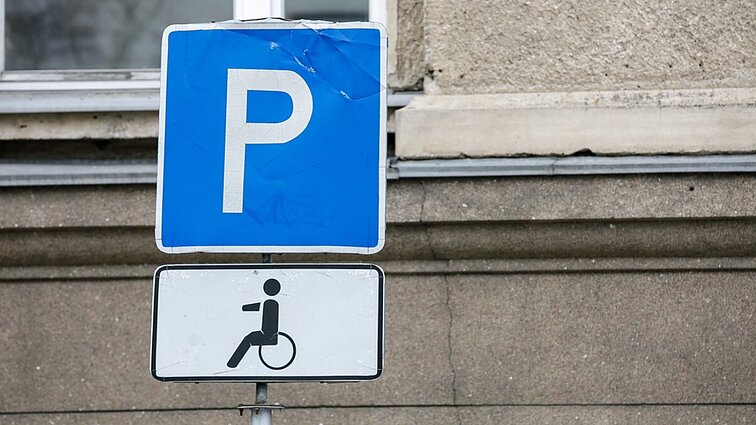 „Prisiklijuoja neįgaliojo lipduką ir parkuojasi, kur nori“: Kauno ir Vilniaus siekis „iškrapštyti“ automobilius iš centro – kol kas bergždžias