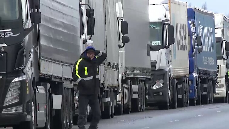 Pasienyje su Baltarusija – automobilių eilės: tarp vairuotojų kyla konfliktai, vilkikų kabinose gyvena savaites