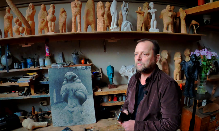 Skulptoriaus Striogos sūnus pasipiktinęs tėvo darbų niokojimu: mašinų bet kas nevalo, o skulptūras?