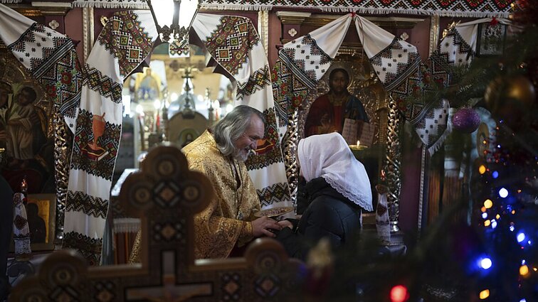 Žinios. Šiandien stačiatikiai ukrainiečiai pirmą kartą Kalėdas švenčia su Vakarų pasauliu (su vertimu į gestų k.)