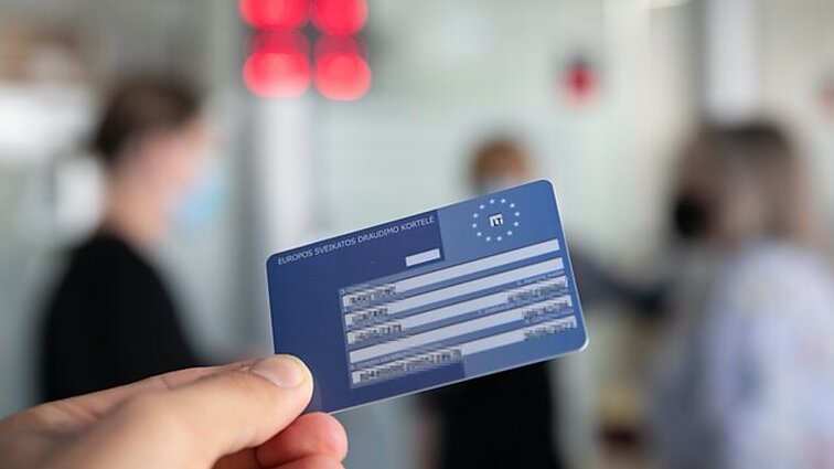 Aktualu keliaujantiems: ar sertifikatas visiškai pakeičia Europos sveikatos draudimo kortelę?