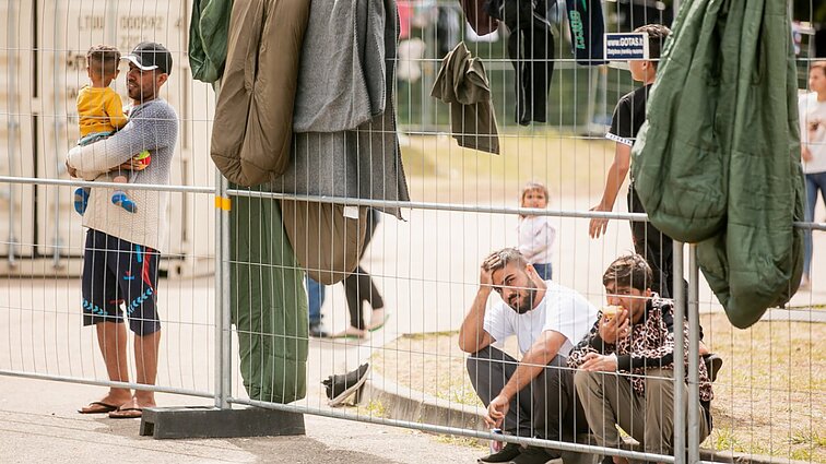 Seimas pakeitė neteisėtų migrantų sulaikymo tvarką: įtvirtino individualų vertinimą, galimybę apskųsti