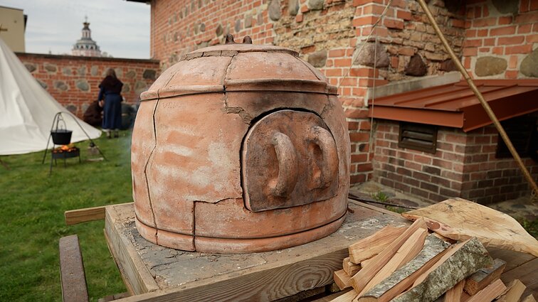 Atspindžiai. Paveldo kolekcija. Atkurta istorinė krosnis ant ratų, didikų skanėstas marcipanas ir Bachmano žemė bei vokiško pyrago receptas