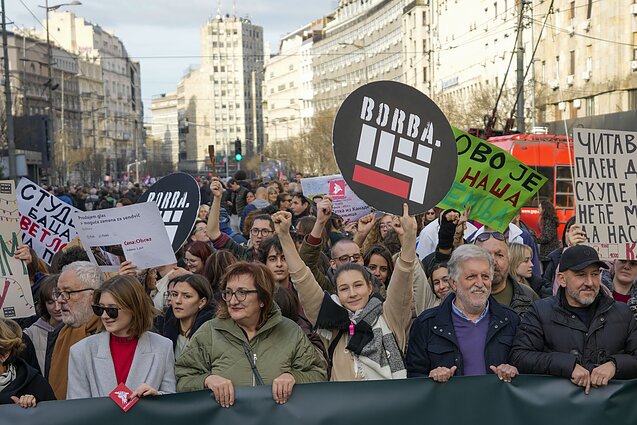 Nauja protestų banga Serbijoje: tūkstančiai gyventojų reikalauja panaikinti esą neteisėtus rinkimų rezultatus