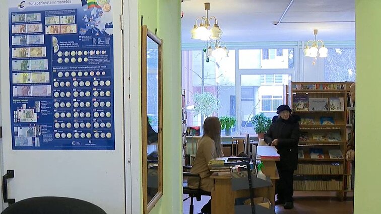 Gyventojai skundžiasi griūvančia Vilniaus Jeruzalės biblioteka: „Išdaužyti laiptai, pastatas – buvęs bendrabutis“