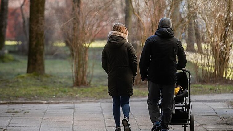 Įsigalioja naujos paskatos papildomai dirbti per vaiko priežiūros atostogas: kas keičiasi?