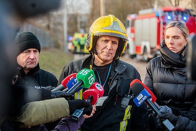 Žinios. Pranešta, kad gesinamame daugiabutyje gali būti vaikas, įspėjama apie dalies pastato griūties pavojų