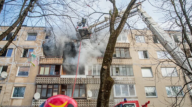 Ugniagesiai apie ekstremalias sąlygas ir gelbėjimo darbus daugiabučio gaisro metu: balsų, kitų požymių, kad šalia yra gyvybė, nebuvo