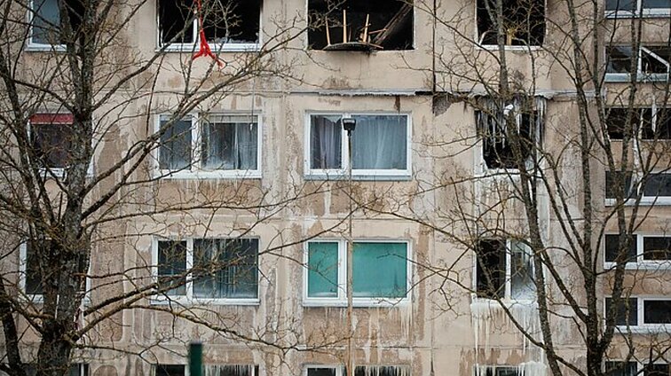 Po gaisro daugiabutis Viršuliškėse – nesaugus: gyventojai svarbiausius daiktus pasiimti galės tik su palyda