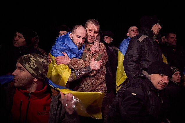 Ukraina ir Rusija apsikeitė belaisviais: Ukrainai pavyko susigrąžinti Gyvačių salos ir Mariupolio gynėjų