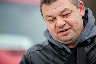 Gyventojai iš gaisro suniokoto Viršuliškių daugiabučio nešasi daiktus