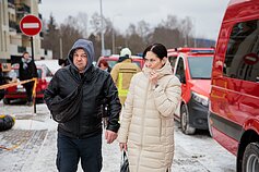 Gyventojai iš gaisro suniokoto Viršuliškių daugiabučio nešasi daiktus