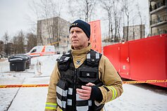Gyventojai iš gaisro suniokoto Viršuliškių daugiabučio nešasi daiktus