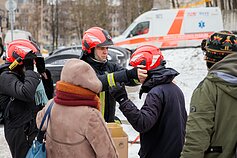Gyventojai iš gaisro suniokoto Viršuliškių daugiabučio nešasi daiktus