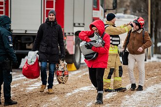 Gyventojai iš gaisro suniokoto Viršuliškių daugiabučio nešasi daiktus