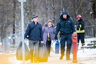 Gyventojai iš gaisro suniokoto Viršuliškių daugiabučio nešasi daiktus