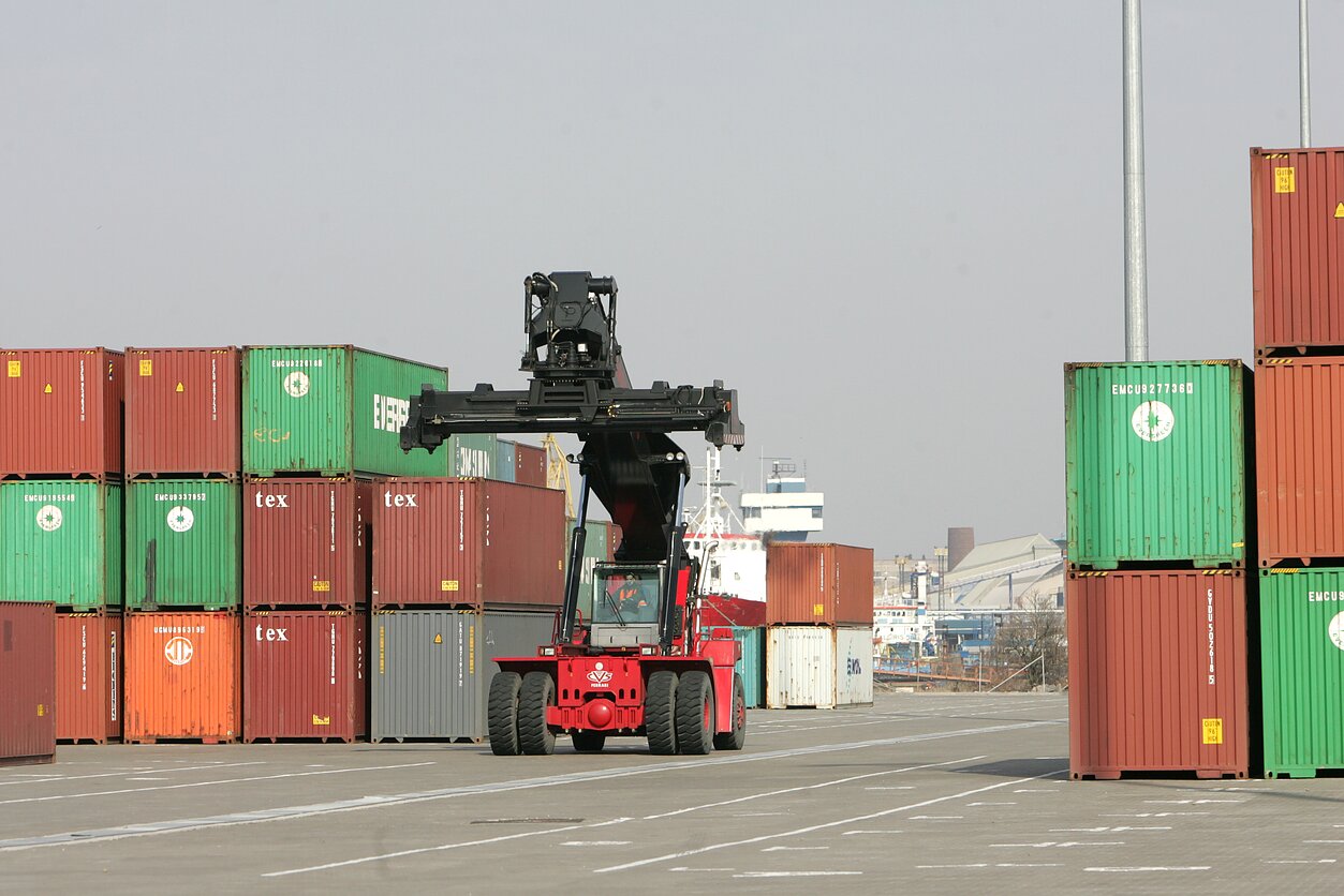 Most Lithuanians believe they benefit from international trade