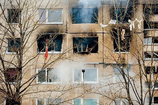 Vaikų darželio teritorijoje prie degusio daugiabučio nustatyta padidėjusi oro tarša: stabdomas ugdymas
