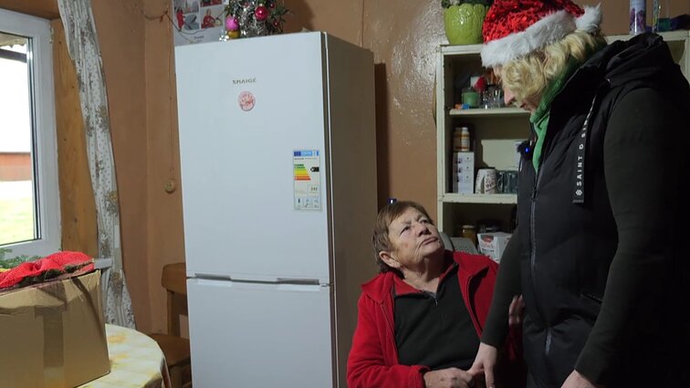 Tūkstančius kilometrų besidriekiantis gerumas: vienišiems senoliams Lietuvoje – JK lietuvių parama šventiniam stalui