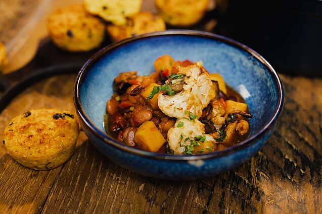 Troškinys su kukurūzų duonelėmis: receptas mėgstantiems aštrų ir augalinį maistą