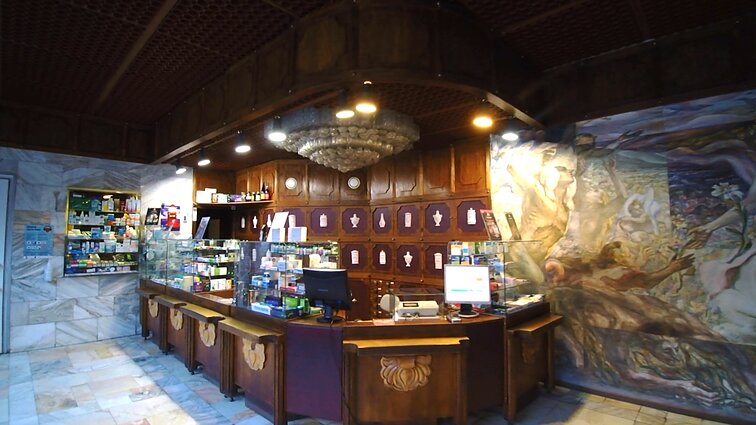 „Kol vadovausiu, batų parduotuve netaps“: šimtametėje Kauno vaistinėje puikuojasi Kmieliausko freska ir veikia sveikuoliška kavinukė