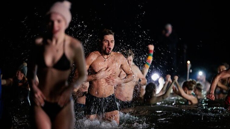 Maudynės pirmąją metų dieną tapo tradicija ne vienoje šalyje: Bostone susirinkę entuziastai bėgo į Atlanto vandenyną