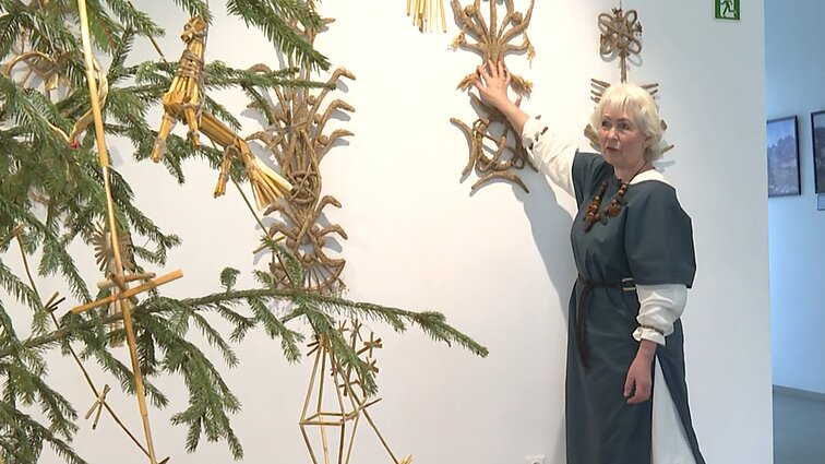 Mažeikių muziejuje pristatyta žolynų skulptūrų paroda: tautodailininkė pristato žiemos švenčių simbolius