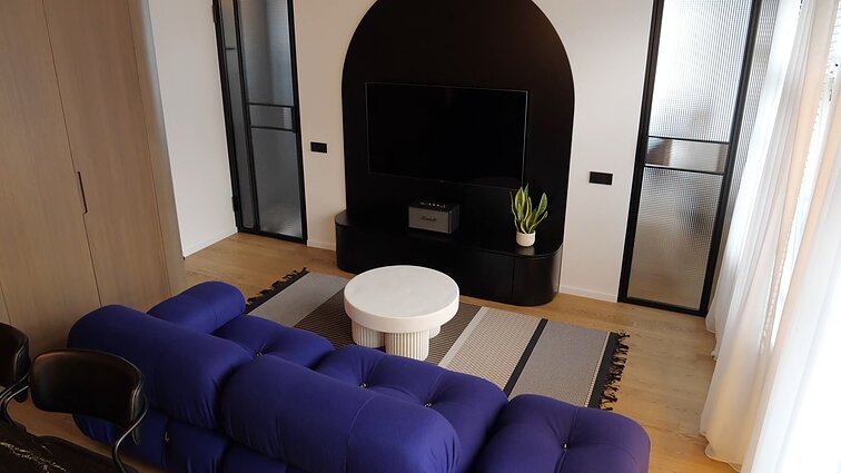 Pagrindinėje sostinės gatvėje – mažas, bet skoningai įrengtas butas: 6 kv. miegamąjame tilpo didelė lova, spintos ir lentynos