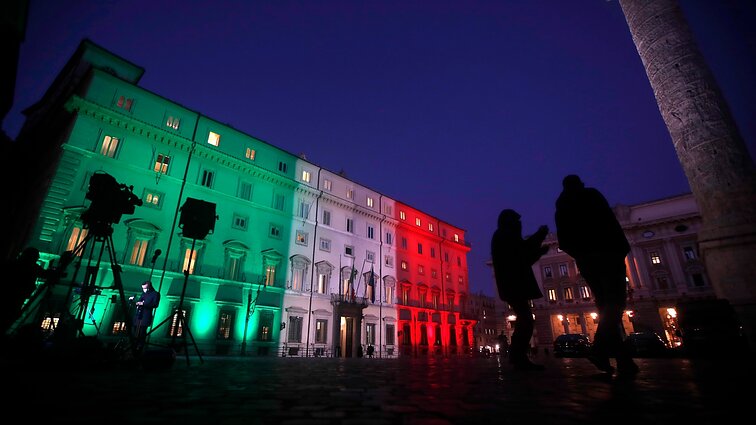 Žinios. Italijos opozicinės partijos po išplitusio vaizdo įrašo reikalauja uždrausti šalyje neofašistines organizacijas