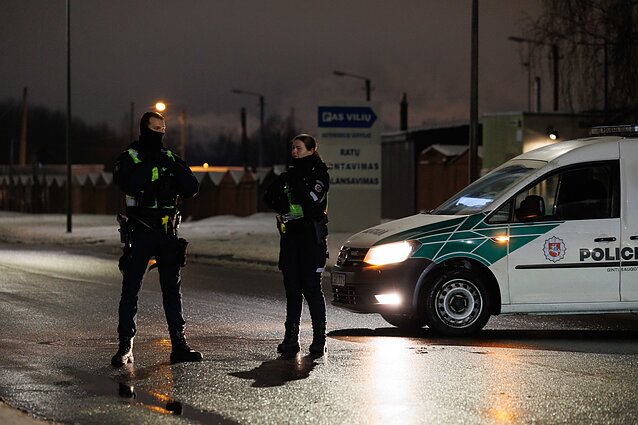 Funkcjonariusze policji pilnują ul. Technikos w Kownie