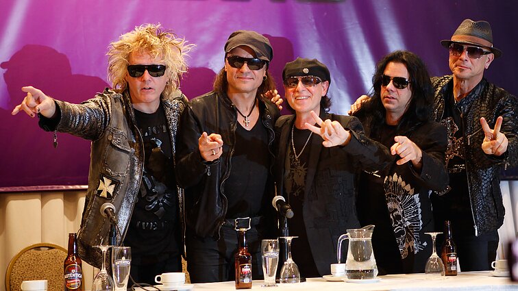 „Scorpions“ 2010-aisiais (Jamesas Kottakas - pirmas iš kairės) „Scorpions“ 2010-aisiais (Jamesas Kottakas - pirmas iš kairės)