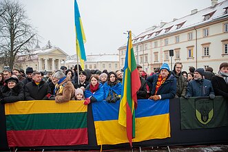 Zebrani słuchają przemówienia Zełenskiego