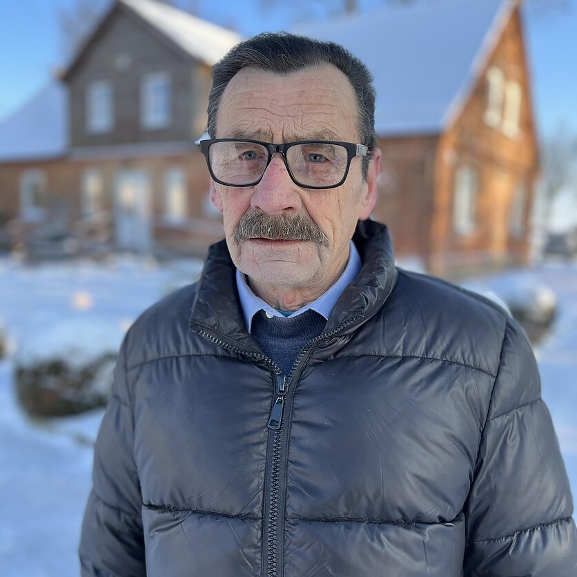 Aurėja Dzevečkaitė, Jonas Janulis, Mikoliškio kaimo bendruomenės pirmininkas