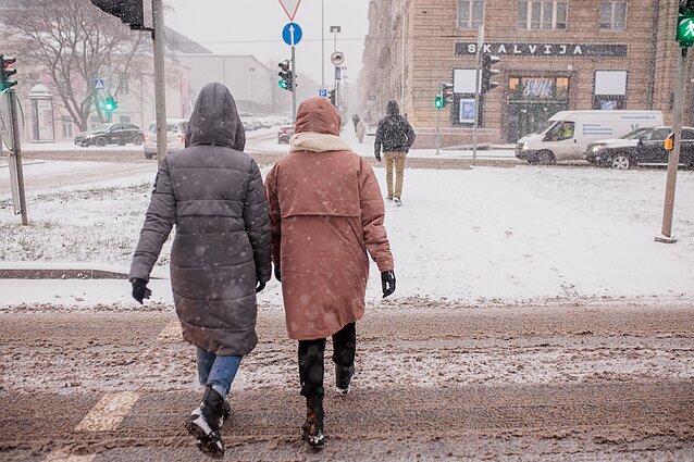 Sinoptikė prognozuoja – sniego danga niekur nedings: svarbiausias akcentas bus slidumas