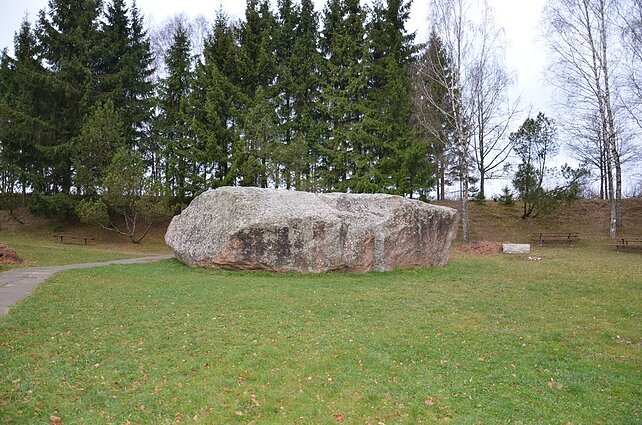 Puokės Stone