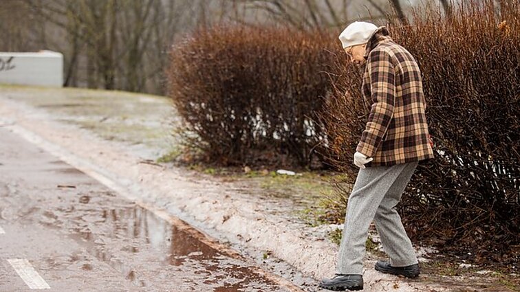 Šaligatviai virto čiuožyklomis: ligonines užplūdo susižaloję gyventojai, medikai vos spėja teikti pagalbą