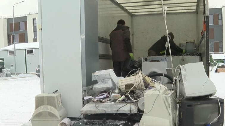 Keičiasi elektronikos atliekų surinkimo tvarka: turės nemokamai išvežti iš gyventojų namų visoje Lietuvoje