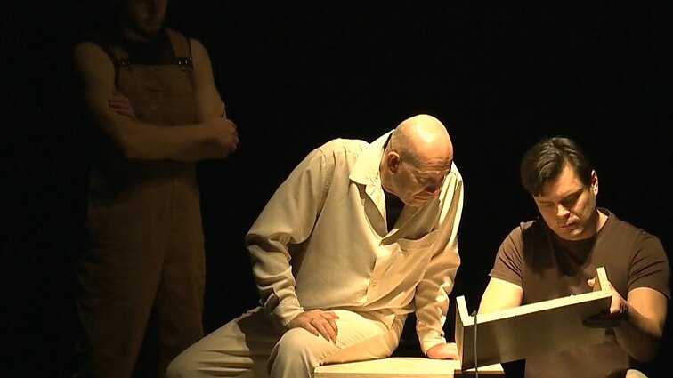 Judesio ir garso spektaklyje „Out of the box“ – žmogaus savijautos ir laisvės sampratos tyrinėjimai