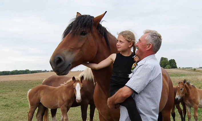 Visą gyvenimą arklių pasitikėjimą užsitarnauti bandantis Kęstas: koks žmogus, toks ir gyvulys
