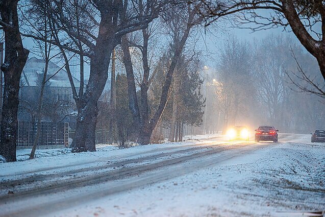 Kelių sąlygas žiemą aptaręs instruktorius: laukan niekas neina užsirišę akis, bet yra taip darančių vairuotojų