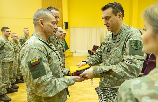 Lietuvos kariai išvyko į dar vieną ukrainiečių rengimo misiją Jungtinėje Karalystėje