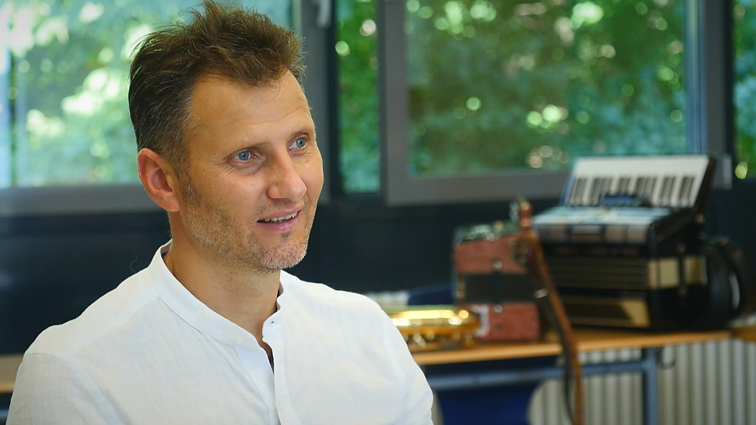 Vokietijoje per dainas lietuvių kalbos emigrantų vaikus mokantis Juozas: kas bus, jei negalės susikalbėt su seneliais?