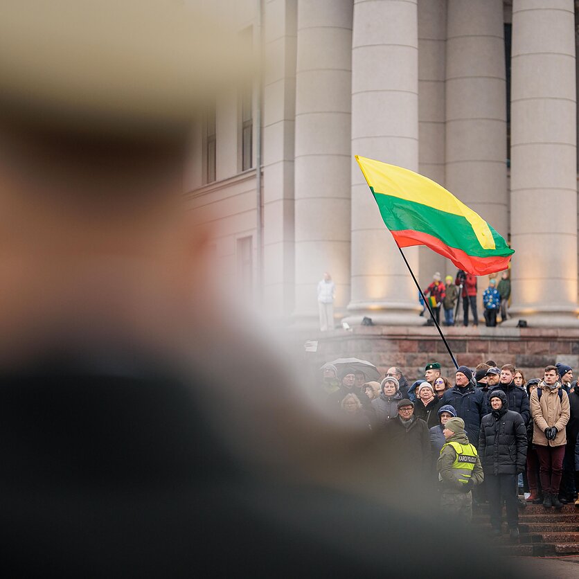 E. Blažio / LRT nuotr., Vėliavos pakėlimo ceremonija Sausio 13-ąją Nepriklausomybės aikštėje