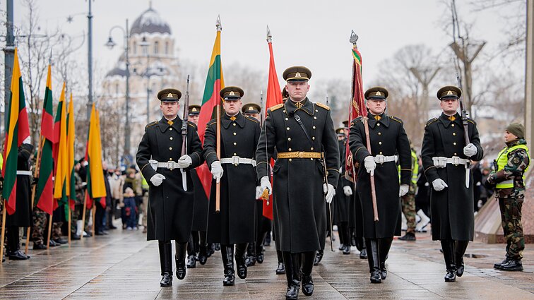 Žinios. Iškilmingame Seimo posėdyje ir Antakalnio kapinėse pagerbtos Sausio 13-osios aukos, įteiktos Laisvės premijos (su vertimu į gestų k.)
