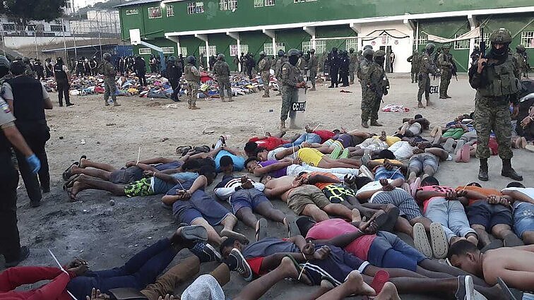 Ekvadoro kariuomenei pavyko atsikovoti kalėjimus iš juos užgrobusių gaujų: išlaisvinta beveik du šimtai įkaitais paimtų pareigūnų