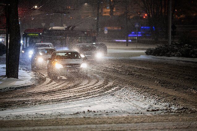 Žinios. Kelininkai perspėja: šį rytą beveik visoje šalyje eismo sąlygas sunkina snygis