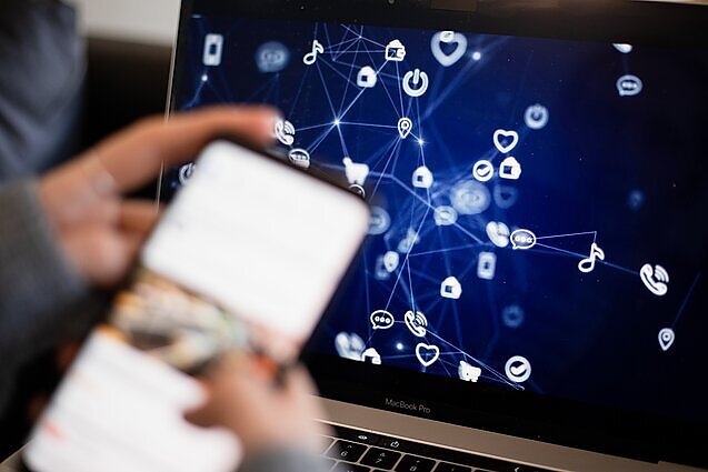 Nulaužtas „Facebook“ – trumpesnis kelias į banko sąskaitą: specialistas patarė, kaip apsisaugoti nuo sukčių internete